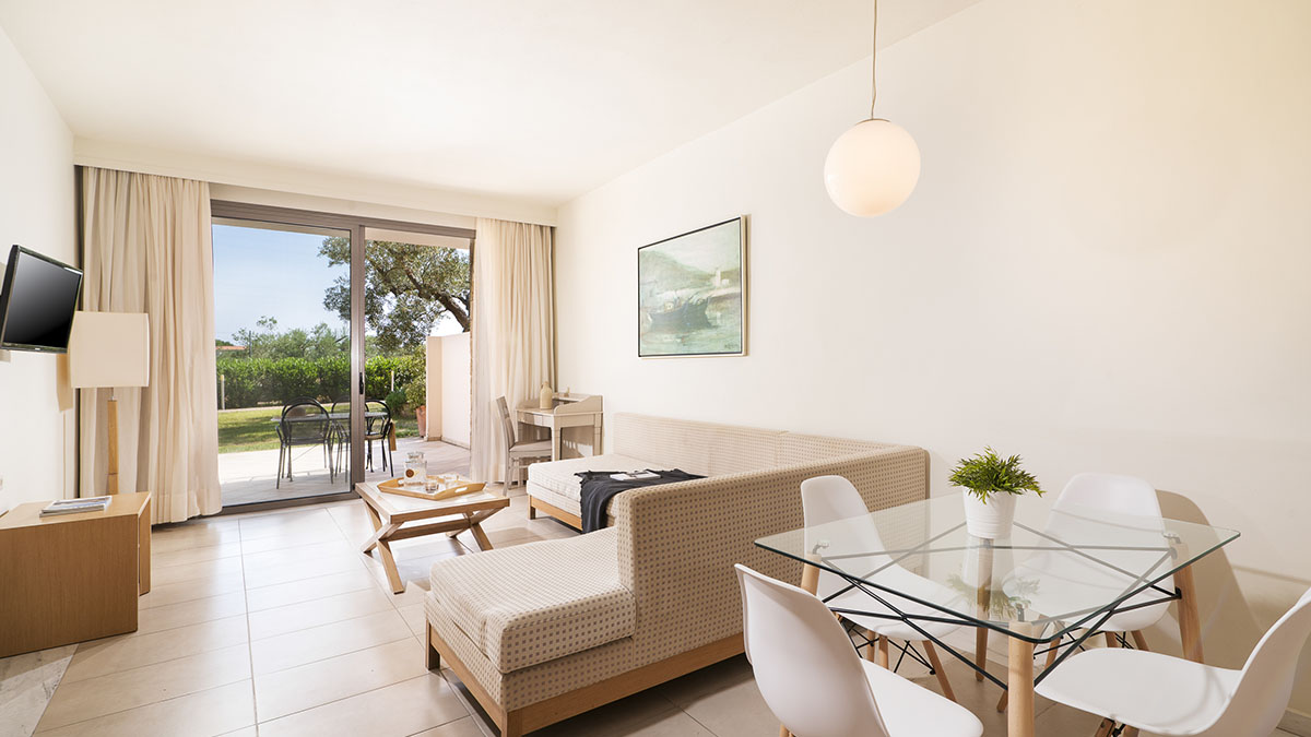 Deluxe Family Suite with Garden Access